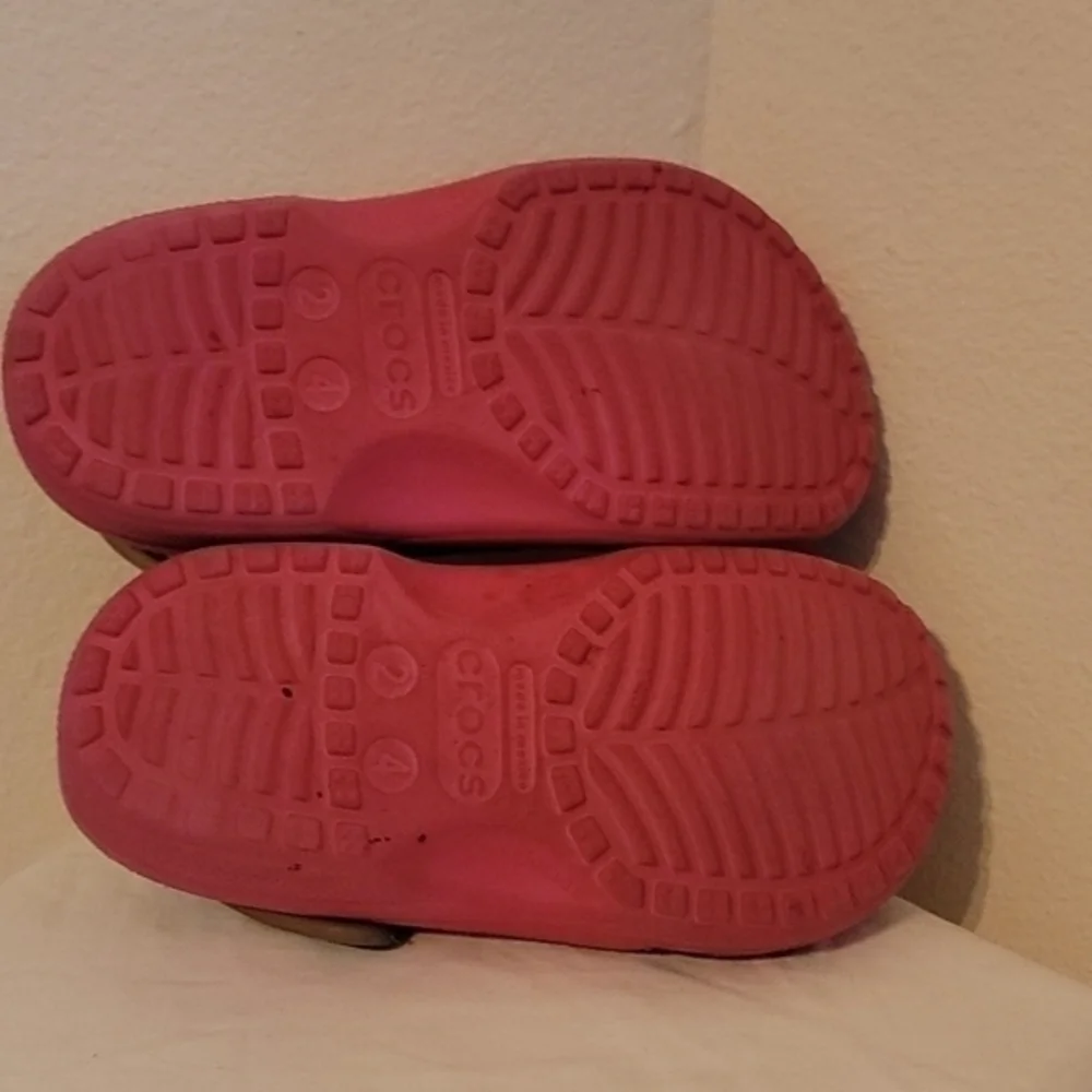 CHILDREN'S PINK CLASSIC CROCS (sz Girls 2 or‎ Boys 4)